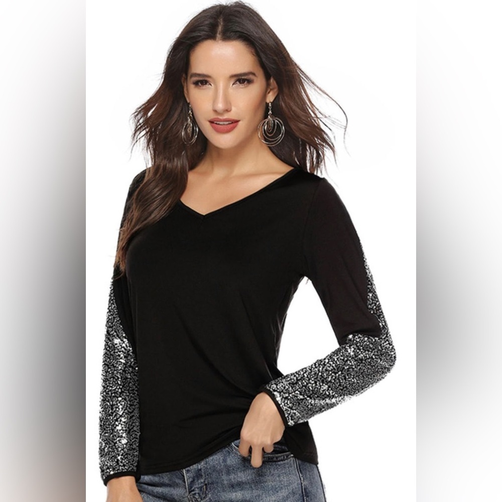 New Boutique Round collar long sleeves with shimmer appliqué beautiful 3X 🌺